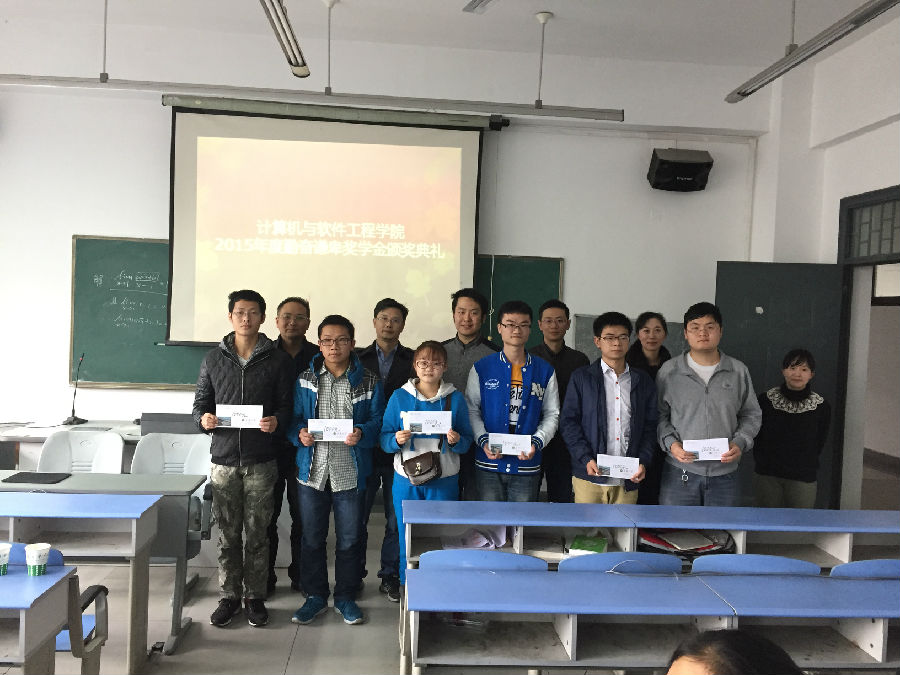 领导和来宾为获奖同学颁奖.JPG