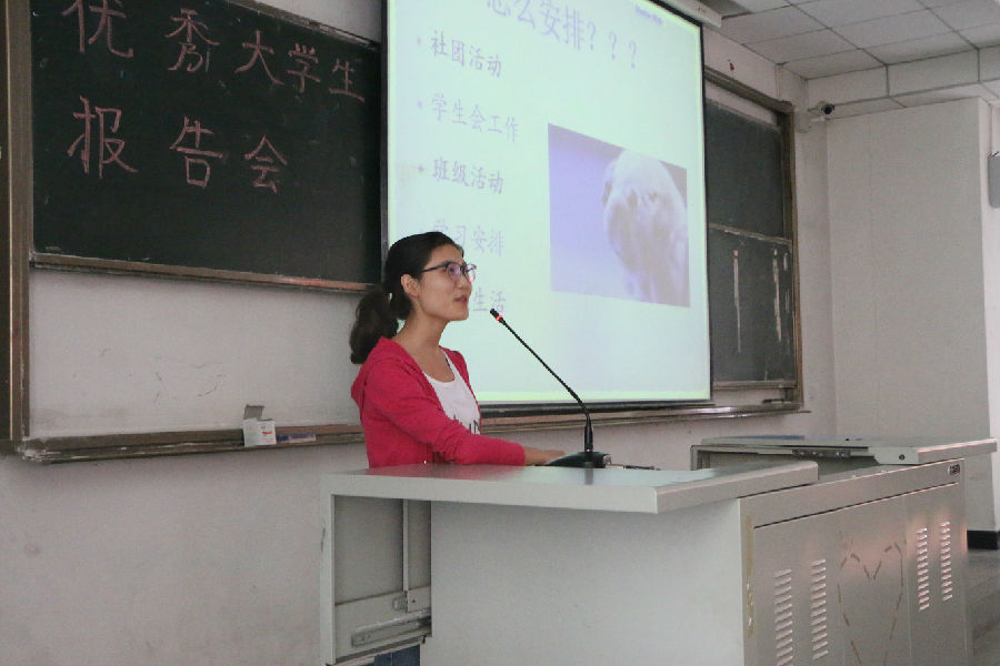 杨友琴学姐做分享.JPG