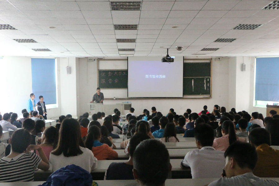 陈中舒学长做分享.jpg
