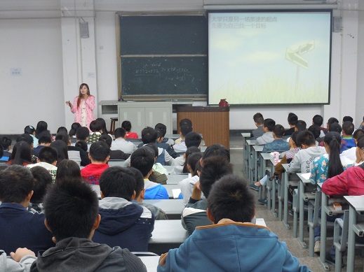 同学们认真听取心理健康讲�?jpg